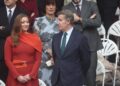 (D-I) El presidente del Partido Popular, Alberto Núñez Feijóo, y la portavoz del PP en el Congreso, Ester Muñoz, durante el acto solemne de homenaje a la bandera nacional y desfile militar por el 12 de octubre, Eduardo Parra - Europa Press