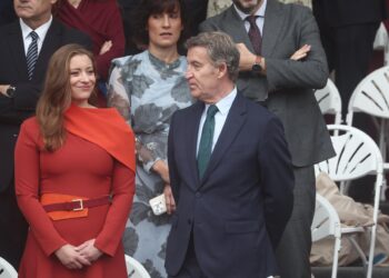 (D-I) El presidente del Partido Popular, Alberto Núñez Feijóo, y la portavoz del PP en el Congreso, Ester Muñoz, durante el acto solemne de homenaje a la bandera nacional y desfile militar por el 12 de octubre, Eduardo Parra - Europa Press