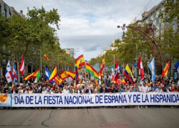 Manifestación por el 12 de octubre de Movimiento Cívico dEspanya i Catalans y Cataluña Suma por España, a 12 de octubre de 2025, en Barcelona, Cataluña (España). Esta movilización sale con el lema 'Capital de la Hispanidad'.Lorena Sopêna - Europa Press