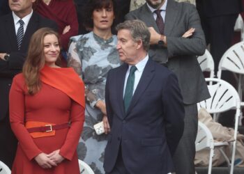 (D-I) El presidente del Partido Popular, Alberto Núñez Feijóo, y la portavoz del PP en el Congreso, Ester Muñoz, durante el acto solemne de homenaje a la bandera nacional y desfile militar por el 12 de octubre, Día de la HispanidadEduardo Parra - Europa Press