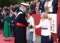 La presidenta de la Junta de Extremadura, María Guardiola, estrecha la mano al rey Felipe VI en el marco del acto central para conmemorar el Día de la Hispanidad, celebrado este domingo en MadridJUNTA DE EXTREMADURA