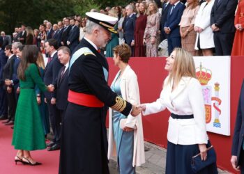 La presidenta de la Junta de Extremadura, María Guardiola, estrecha la mano al rey Felipe VI en el marco del acto central para conmemorar el Día de la Hispanidad, celebrado este domingo en MadridJUNTA DE EXTREMADURA