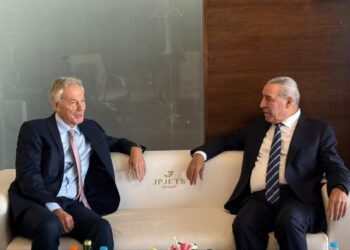 El ex primer ministro británico Tony Blair (I) y Husein Al Sheij, vicepresidente de la Autoridad PalestinaHUSEIN AL SHEIJ / X