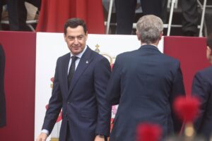 Juanma Moreno dice estar cerca de perder la absoluta: la crisis de cribados de cáncer le darían “uno o dos” parlamentarios al PSOE pero beneficia más a Vox