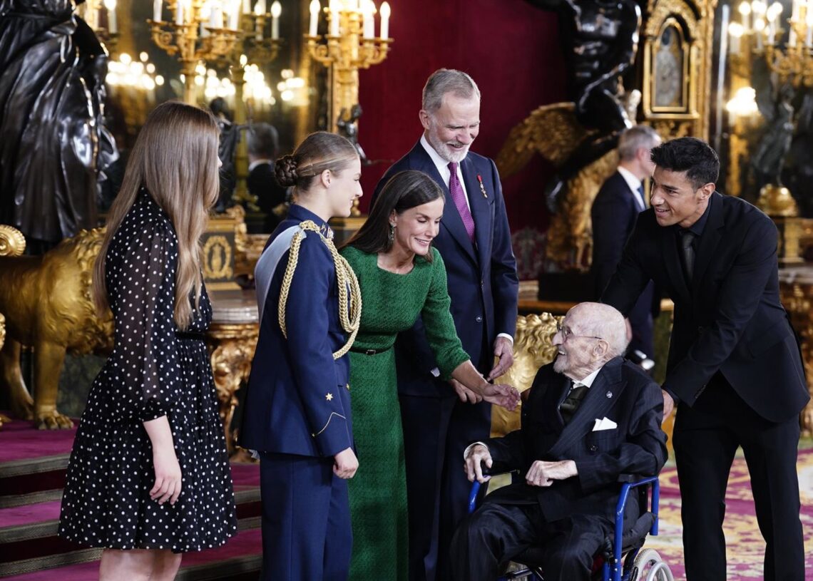 Los Reyes Felipe y Letizia, La Princesa Leonor y la Infanta Sofía y el escritor Álvaro Pombo durante la recepción con motivo del día de la Fiesta Nacional, en el Palacio RealA. Pérez Meca - Europa Press