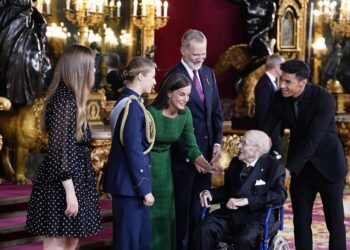 Los Reyes Felipe y Letizia, La Princesa Leonor y la Infanta Sofía y el escritor Álvaro Pombo durante la recepción con motivo del día de la Fiesta Nacional, en el Palacio RealA. Pérez Meca - Europa Press