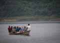 Archivo - Una embarcación con voluntarios se acercan a una aldea pesquera en el lago Volta, en GhanaEuropa Press/Contacto/Bryan Woolston - Archivo