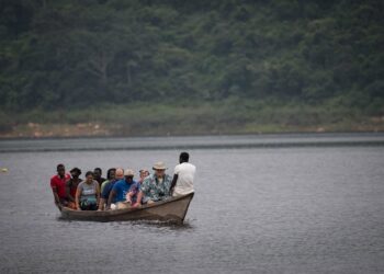 Archivo - Una embarcación con voluntarios se acercan a una aldea pesquera en el lago Volta, en GhanaEuropa Press/Contacto/Bryan Woolston - Archivo