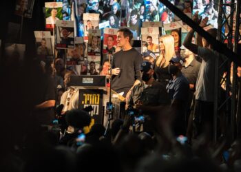 Jared Kushner, cuñado del presidente estadounidense Donald Trump, habla junto a su esposa Ivanka Trump en un mitin en la Plaza de los Rehenes de Tel Aviv para celebrar el alto el fuego y el acuerdo de rehenes firmado por Israel y HamásEuropa Press/Contacto/Yoav Ginsburg