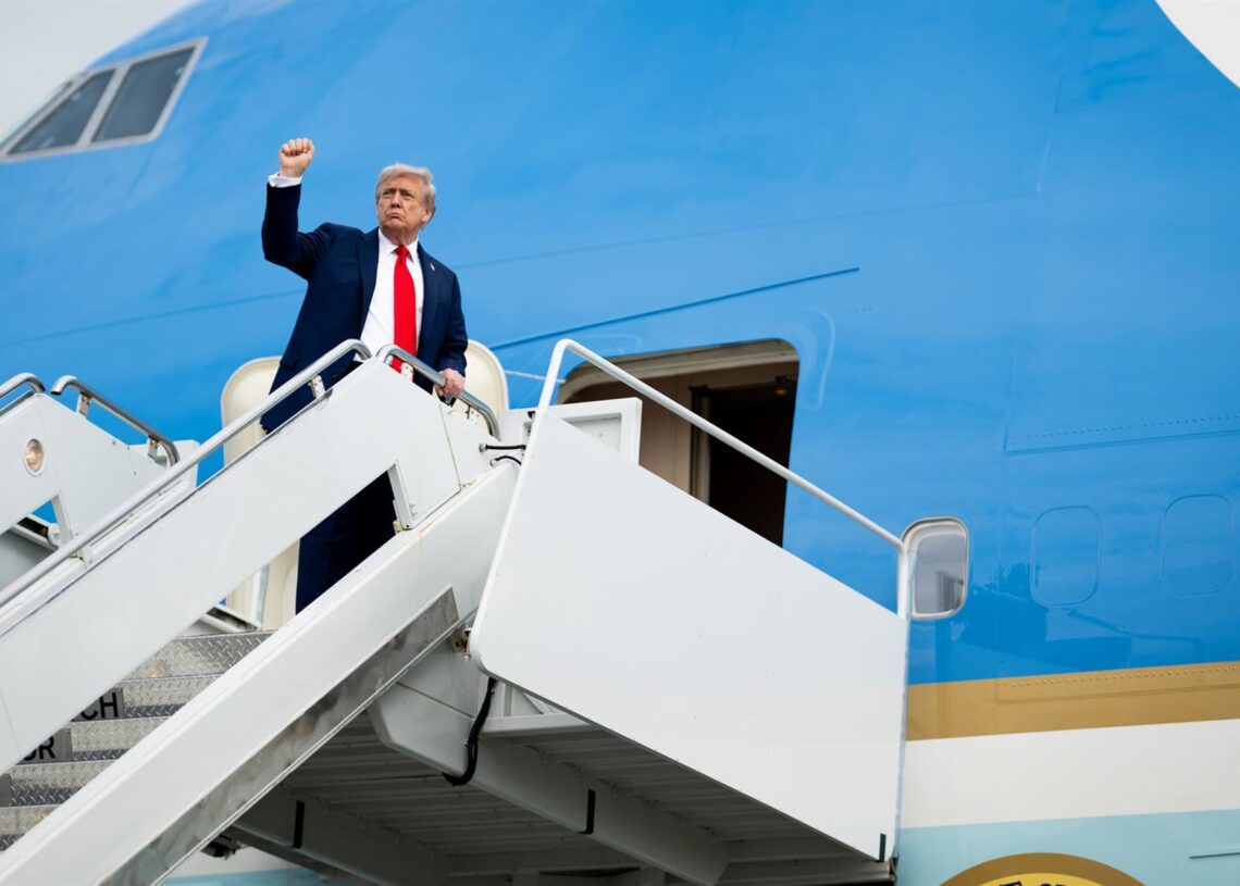 Archivo - El presidente estadounidense, Donald Trump, frente al Air Force One.Europa Press/Contacto/White House - Archivo