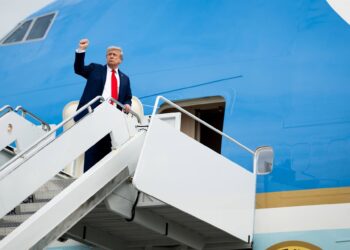 Archivo - El presidente estadounidense, Donald Trump, frente al Air Force One.Europa Press/Contacto/White House - Archivo