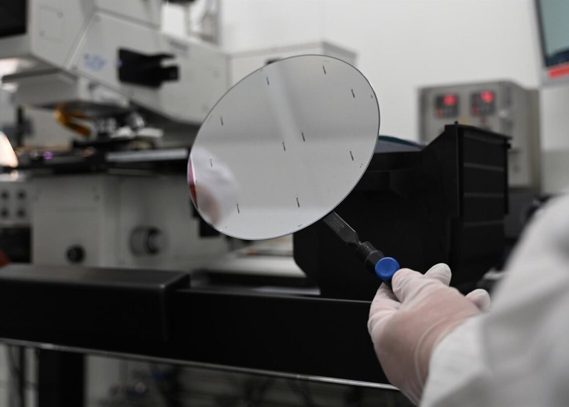 Archivo - FILED - 26 August 2025, Hamburg: An employee of Nexperia Germany GmbH holds an intermediate product of semiconductor production, a so-called wafer, with tweezers on the premises of semiconductor manufacturer Nexperia. Photo: David Hammersen/dpaDavid Hammersen/dpa - Archivo
