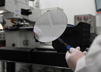 Archivo - FILED - 26 August 2025, Hamburg: An employee of Nexperia Germany GmbH holds an intermediate product of semiconductor production, a so-called wafer, with tweezers on the premises of semiconductor manufacturer Nexperia. Photo: David Hammersen/dpaDavid Hammersen/dpa - Archivo