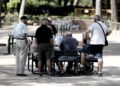 Archivo - Varios pensionistas juegan al dominó en un parque de Madrid.Eduardo Parra - Europa Press - Archivo