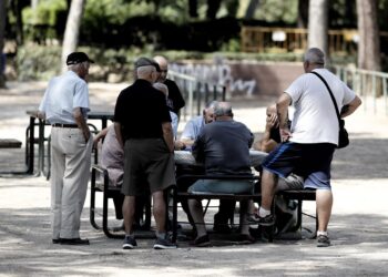 Archivo - Varios pensionistas juegan al dominó en un parque de Madrid.Eduardo Parra - Europa Press - Archivo