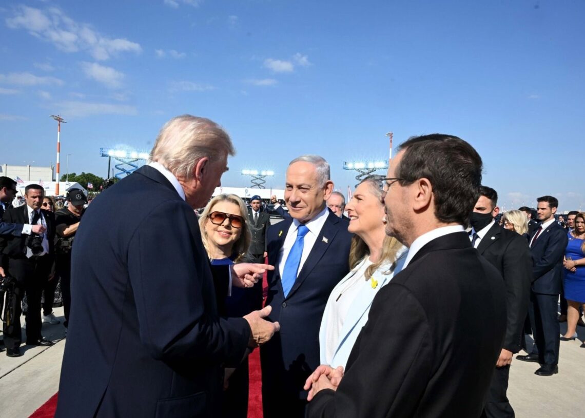 El primer ministro de Israel, Benjamin Netanyahu, recibe en el aeropuerto al presidente de Estados Unidos, Donald TrumpGOBIERNO DE ISRAEL