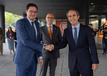 De izquierda a derecha: el ministro de Transformación Digital, Óscar López; el embajador de Países Bajos en España, Roel Nieuwenkamp; y el CEO de ING para España y Portugal, Alfonso Tolcheff.ING