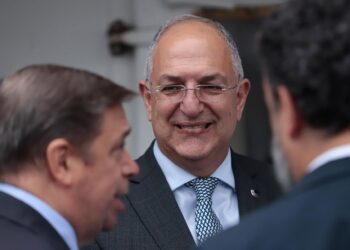 Archivo - El comisario europeo de Pesca y Océanos, Costas Kadis, durante una visita al Buque Escuela de Cooperación Pesquera (BECP) ‘Intermares’ en el muelle de Vigo, a 10 de julio de 2025, en Vigo, Pontevedra, Galicia (España). Adrián Irago - Europa Press - Archivo
