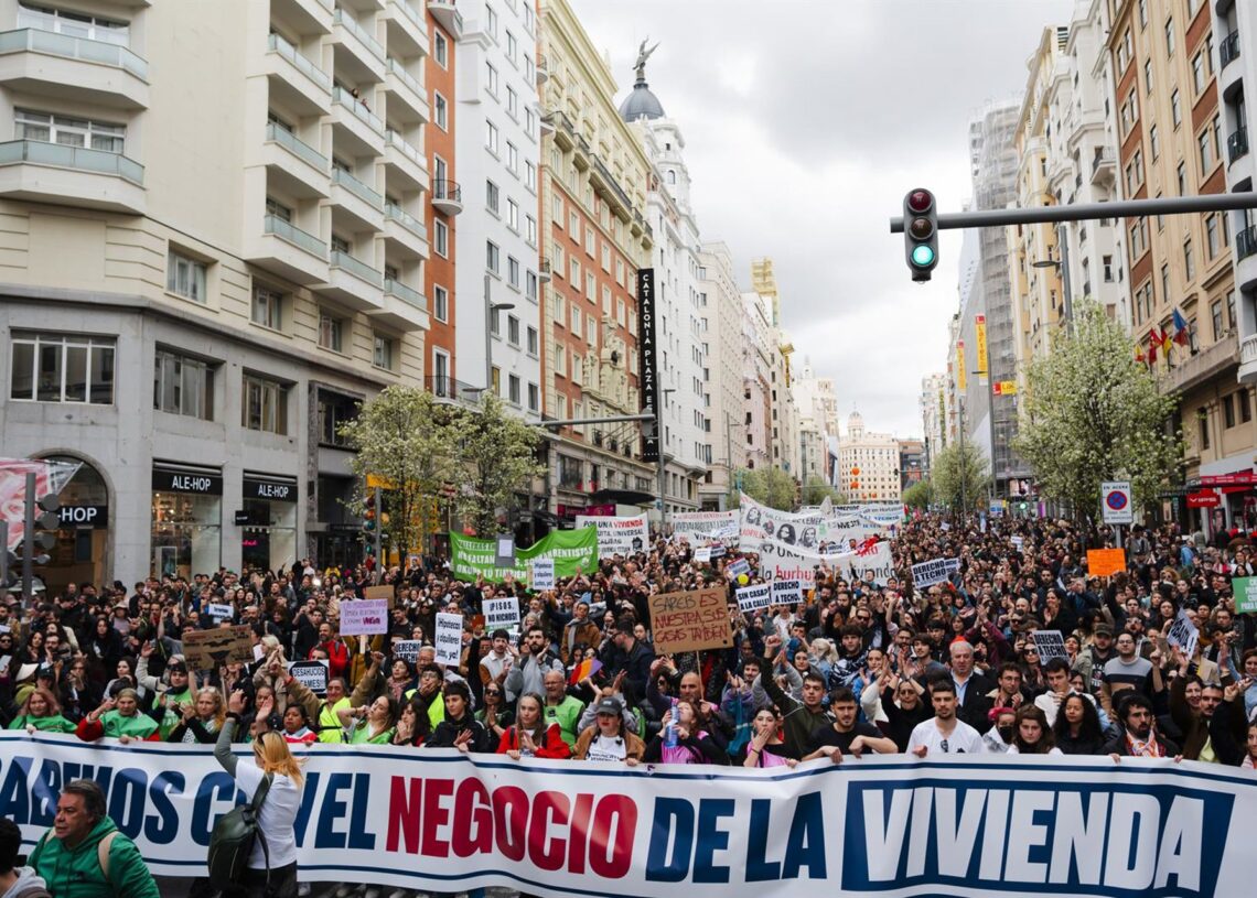 Archivo - Cientos de personas durante una manifestación por la vivienda, desde Atocha, a 5 de abril de 2025, en Madrid (España). Mateo Lanzuela - Europa Press - Archivo
