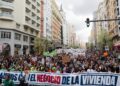 Archivo - Cientos de personas durante una manifestación por la vivienda, desde Atocha, a 5 de abril de 2025, en Madrid (España). Mateo Lanzuela - Europa Press - Archivo