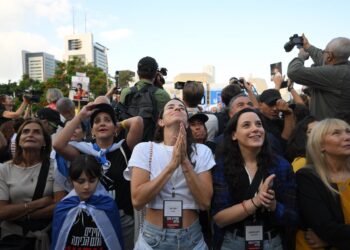 Un grupo de personas se reúne en Tel Aviv para seguir la liberación de los rehenes en manos de HamásJamal Awad / Xinhua News / ContactoPhoto