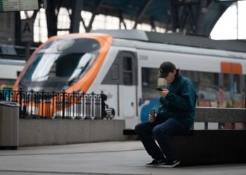 Archivo - Una persona en la estación de Francia, donde opera Rodalies.David Zorrakino - Europa Press - Archivo