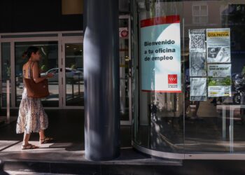 Archivo - Una joven entrando en una oficina de empleoMarta Fernández Jara - Europa Press - Archivo