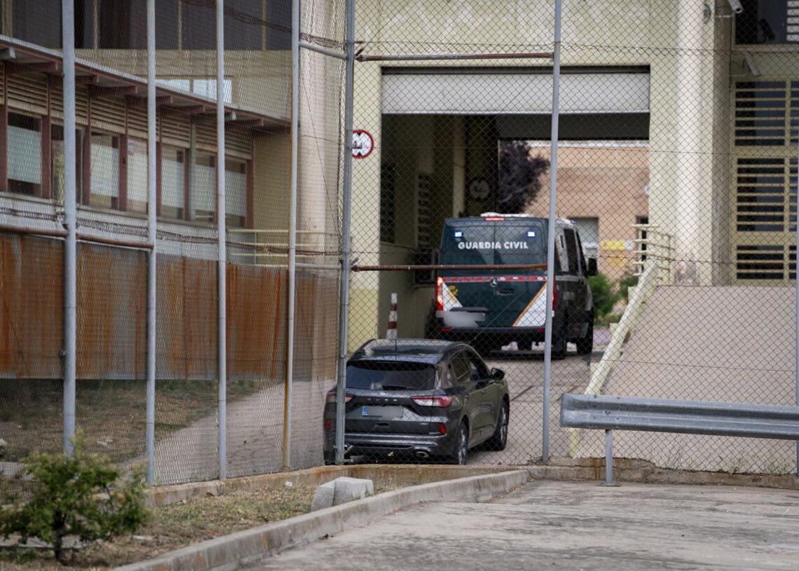 Archivo - El furgón policial en el que va el exsecretario de organización del PSOE Santos Cerdán a su llegada a la cárcel de Soto del Real después de que el Tribunal Supremo ordenara prisión preventiva y sin fianza, a 30 de junio de 2025, en Soto del RealA. Pérez Meca - Europa Press - Archivo