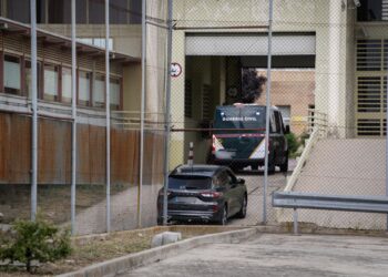 Archivo - El furgón policial en el que va el exsecretario de organización del PSOE Santos Cerdán a su llegada a la cárcel de Soto del Real después de que el Tribunal Supremo ordenara prisión preventiva y sin fianza, a 30 de junio de 2025, en Soto del RealA. Pérez Meca - Europa Press - Archivo