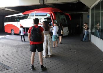 Archivo - Varias personas esperan para subirse a un autobús en la estación de autobuses de Méndez ÁlvaroMarta Fernández Jara - Europa Press - Archivo