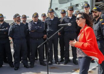 La ministra de Defensa, Margarita Robles, visita los buques 'Furor' y 'Cartagena'.PEPE DÍAZ / MINISTERIO DE DEFENSA