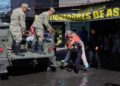Efectivos de la Armada mexicana evacua a una mujer en Ciudad de México, en medio de las fuertes lluvias que han caído en gran parte del país.Europa Press/Contacto/Carlos Santiago