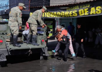 Efectivos de la Armada mexicana evacua a una mujer en Ciudad de México, en medio de las fuertes lluvias que han caído en gran parte del país.Europa Press/Contacto/Carlos Santiago