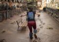 Archivo - Una mujer anda entre el barro en el cementerio de Alfafar para buscar la tumba de sus abuelos, a 7 de noviembre de 2024, en Alfafar, Valencia, Comunidad Valenciana (España). El Boletín Oficial del Estado (BOE) ha publicado hoy la declaración de Alejandro Martínez Vélez - Europa Press - Archivo