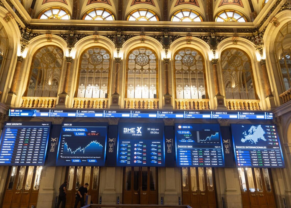 Paneles digitales en el Palacio de la Bolsa de Madrid, a 30 de septiembre de 2025, en Madrid (España).  Eduardo Parra - Europa Press