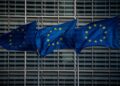 Archivo - Banderas de la UE en la sede de la Comisión Europea en BruselasMichael Kappeler/dpa - Archivo