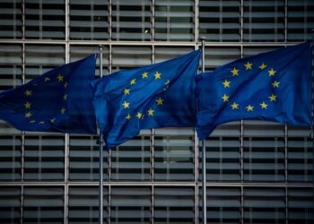 Archivo - Banderas de la UE en la sede de la Comisión Europea en BruselasMichael Kappeler/dpa - Archivo