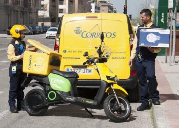 Archivo - Imagen de archivo de dos empleados de reparto de Correos.CORREOS - Archivo