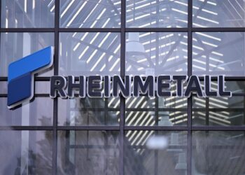 Archivo - FILED - 27 August 2025, Lower Saxony, Unterlü: The logo of the Rheinmetall armaments group can be seen behind a fence (blurred in the foreground) at the entrance to a Rheinmetall plant. Photo: Wolf von Dewitz/dpaWolf von Dewitz/dpa - Archivo