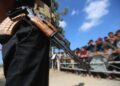 Un miliciano de Hamás con un fusil en Deir al Balá, en el sur de la Franja de GazaEuropa Press/Contacto/Omar Ashtawy