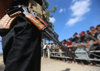 Un miliciano de Hamás con un fusil en Deir al Balá, en el sur de la Franja de GazaEuropa Press/Contacto/Omar Ashtawy