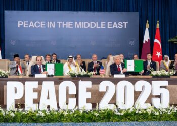 El presidente egipcio, Abdelfatá al Sisi, y su homólogo estadounidense, Donald Trump, durante la firma del acuerdo para la Franja de GazaMichael Kappeler/dpa