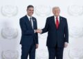 El presidente del Gobierno, Pedro Sánchez (i) saluda al presidente de Estados Unidos, Donald Trump (d), antes de la ceremonia de firma del plan de paz para Oriente PróximoPool Moncloa/Borja Puig de la Bellacasa