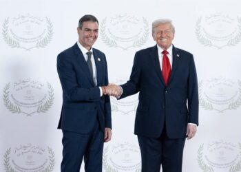 El presidente del Gobierno, Pedro Sánchez (i) saluda al presidente de Estados Unidos, Donald Trump (d), antes de la ceremonia de firma del plan de paz para Oriente PróximoPool Moncloa/Borja Puig de la Bellacasa