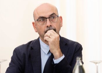 Archivo - El portavoz de la Asociación Judicial Francisco de Vitoria (AJFV), Sergio Oliva, ofrece declaraciones a los medios con motivo de la huelga de jueces y fiscales, frente al Centro Riojano, a 1 de julio de 2025, en Madrid (España). Todas las asociaEduardo Parra - Europa Press - Archivo
