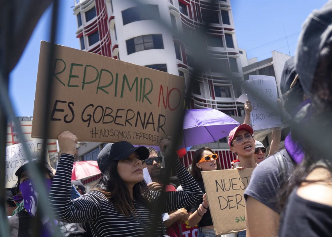 Archivo - Una pancarta contra la represión de protestas en Ecuador, en la ciudad de QuitoEuropa Press/Contacto/Veronica Lombeida