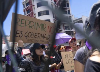 Archivo - Una pancarta contra la represión de protestas en Ecuador, en la ciudad de QuitoEuropa Press/Contacto/Veronica Lombeida