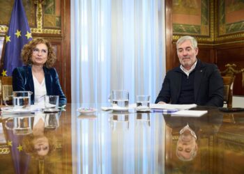 Archivo - El presidente de Canarias, Fernando Clavijo, y la ministra de Hacienda, María Jesús Montero, durante una reunión en la sede del Ministerio, a 10 de marzo de 2025Jesús Hellín - Europa Press - Archivo
