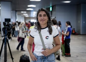 La portavoz de Más Madrid en la Asamblea, Manuela Bergerot, en la recepción a voluntarios de la flotilla en el aeropuerto Adolfo Suárez Madrid-BarajasA. Pérez Meca - Europa Press