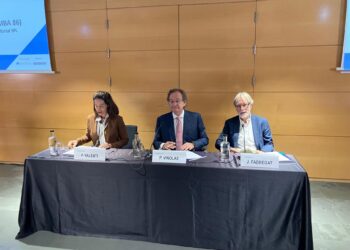 (I-D) La directora de Esade Alumno, Patricia Valentí; el consejero delegado de Colonial SFL, Pere Viñolas, y el doctor Jordi Fabregat.EUROPA PRESS